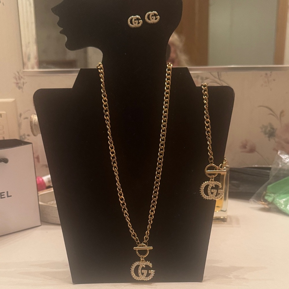 Luxurious Gold GG Necklace and Earring Set